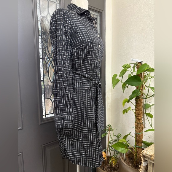 UNTUCKit Mikael Long Sleeve Shirt Dress in a Black White Geometric Dot Pattern - Picture 5 of 11